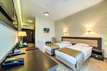 Фото номера Двухместный номер с 2 отдельными кроватями Отель Hotel Luxor г. Люблин 7