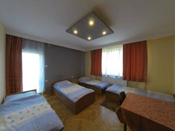 Фото номера Четырехместный номер с общей ванной комнатой Хостелы Hostel Słodki Sen г. Люблин 5