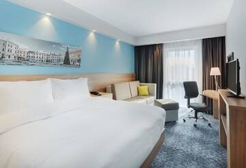 Фото номера Номер с кроватью размера «queen-size» Отель Hampton By Hilton Lublin г. Люблин 6