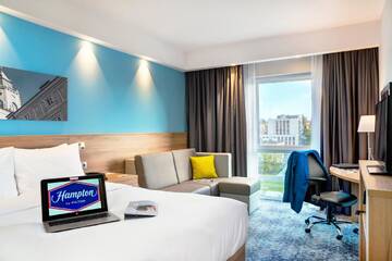 Фото номера Номер с кроватью размера «queen-size» Отель Hampton By Hilton Lublin г. Люблин 5
