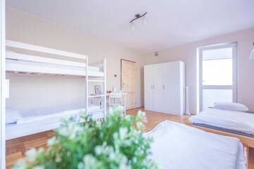 Фото номера Трехместный номер с балконом Хостелы Kujawska Rooms г. Люблин 5
